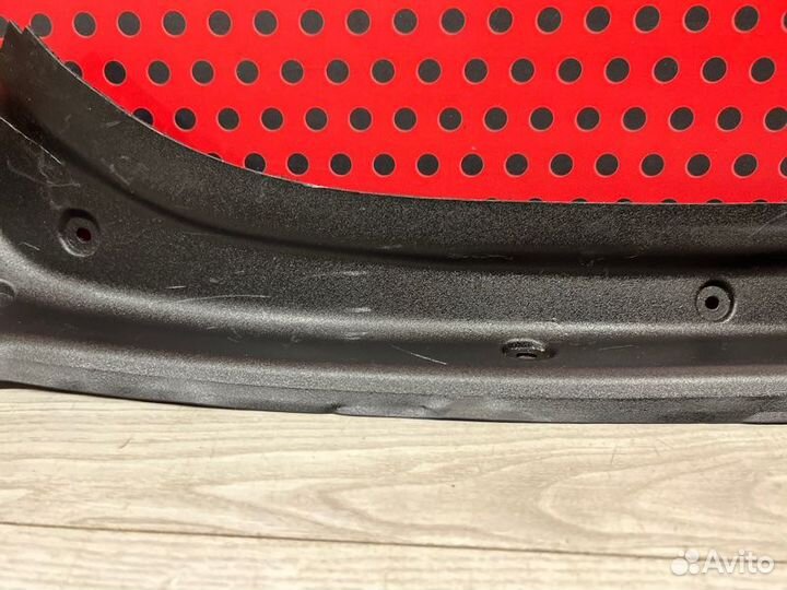 Водосток крышки багажника левый Mercedes-Benz Gle