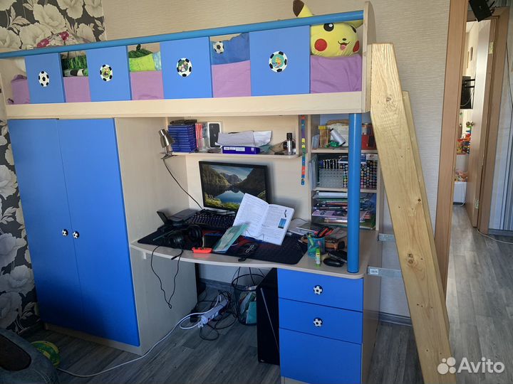 Детская кровать чердак со столом и шкафом