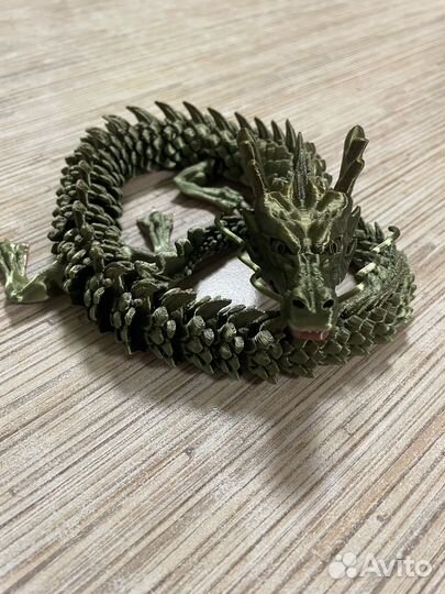 Подвижный радужный дракон