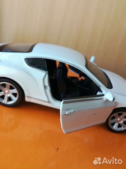 Модель машинки коллекционная