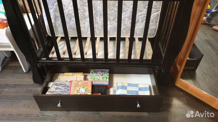 Детская кроватка с маятником