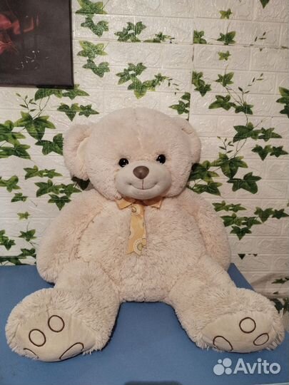 Большой плюшевый медведь
