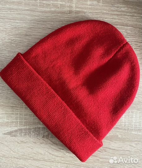 Шапка красная с надписью на стиле