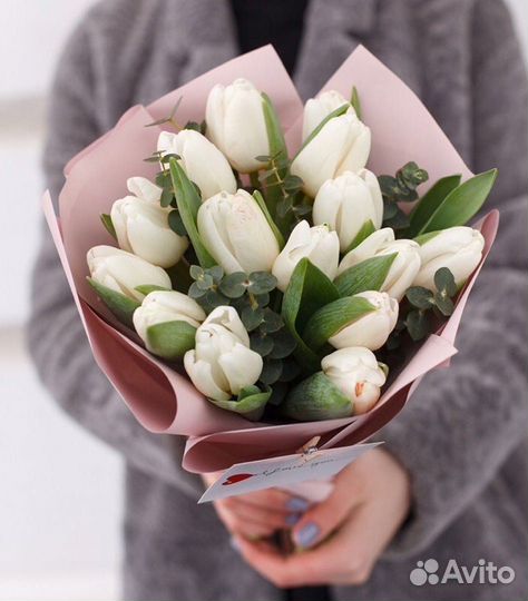 Букет из белых тюльпанов с эвкалиптом