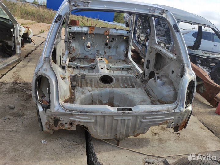 Панель задняя Nissan Micra k11 K11