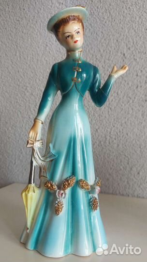 Статуэтка Барышня с зонтиком