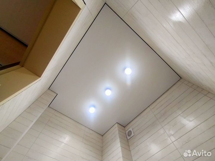 Слить воду с натяжного потолка