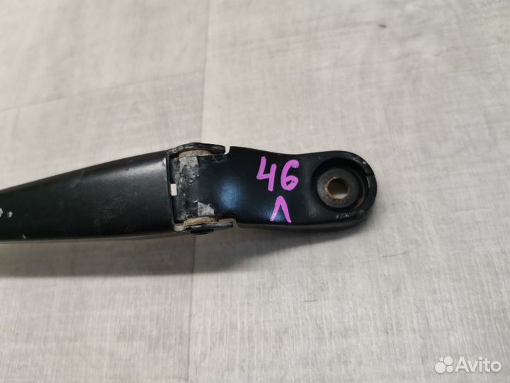 Поводок стеклоочистителя передний левый Skoda