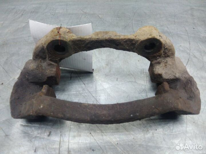Скоба суппорта переднего Audi 80/90 B4 1992-1995