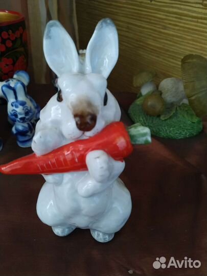 Статуэтка заяц с морковкой