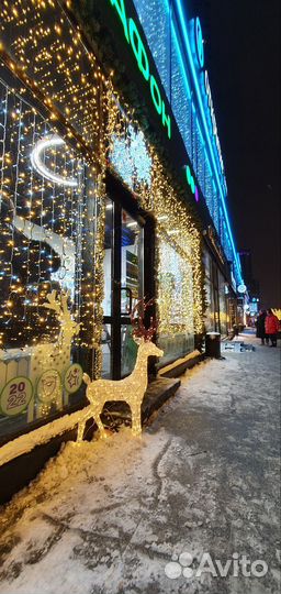 Новогоднее освещение домов, кафе, парков, гостиниц