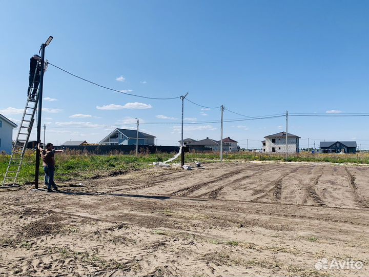 Установка электрического столба. Цветные колонны