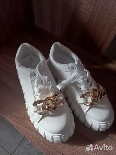 Кроссовки новые