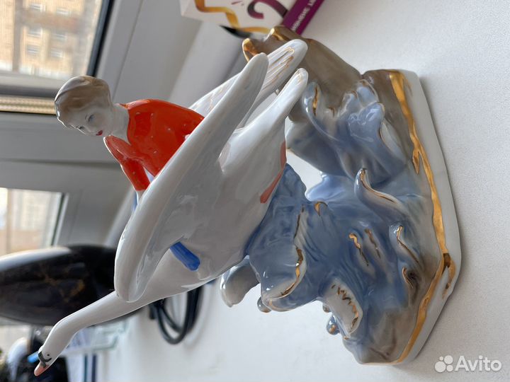 Фарфоровая статуэтка 