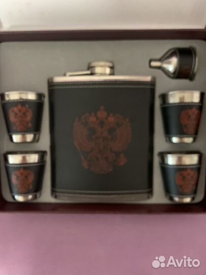 Фляжка со стопками