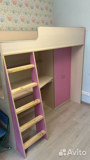 Детская кровать чердак со столом и шкафом
