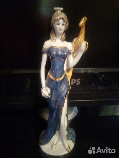 Статуэтка фарфор,девушка с павлином.26см.Кисловодс