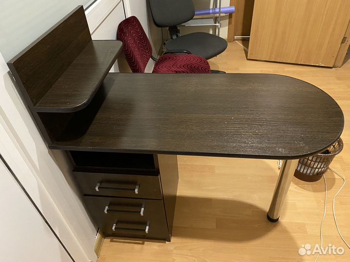 Маникюрный стол