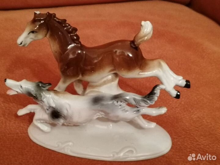 Бегущие лошадь и собака Фарфор статуэтка редкая