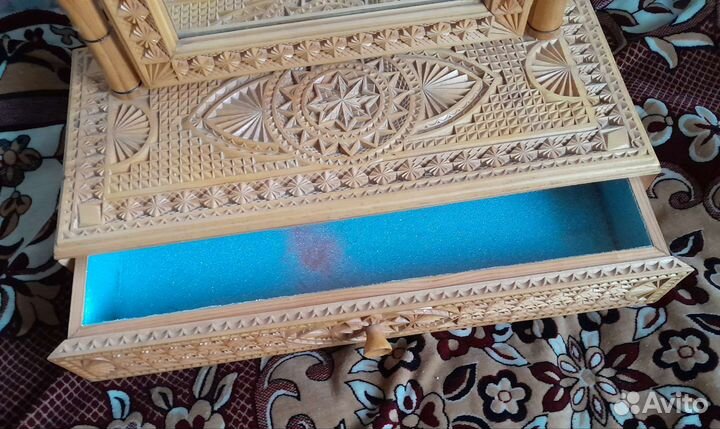 Зеркало с ящиком. Дерево резное