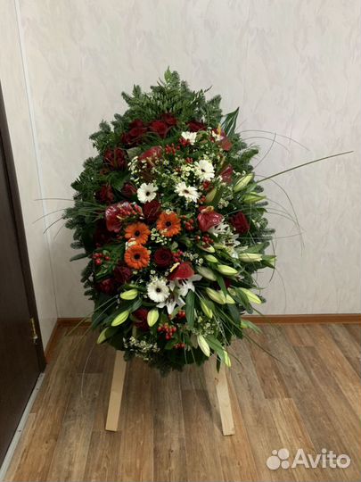 Венок ритуальный из живых цветов