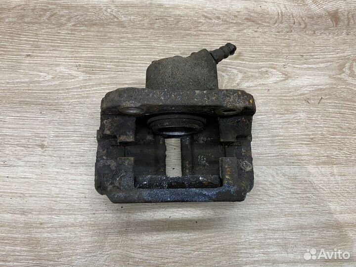 Суппорт передний правый Renault Logan 1 S187