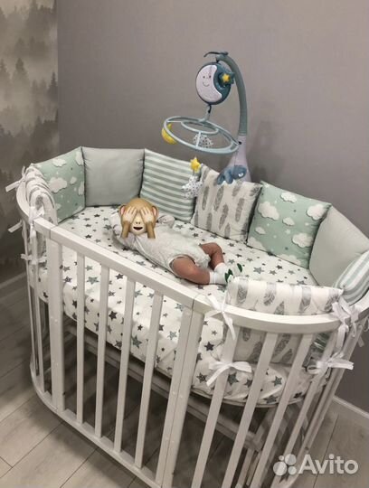 Детская кроватка с маятником