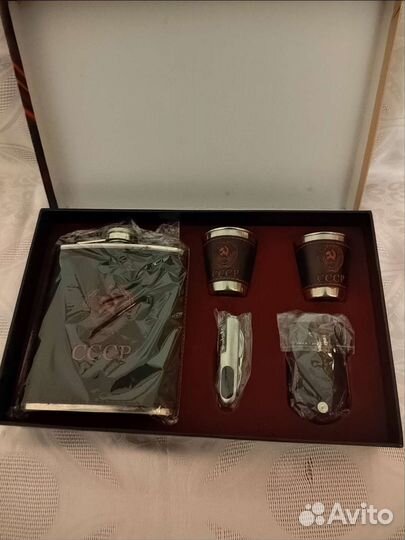 Фляжка со стопками