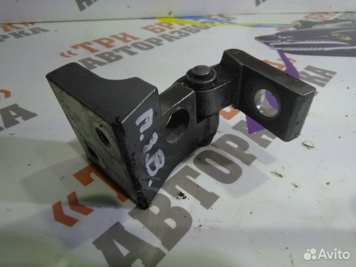 Петля верхняя задней двери Прав. Фольксваген