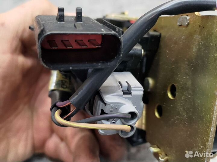 Замок крышки багажника Крайслер гранд Вояджер 4