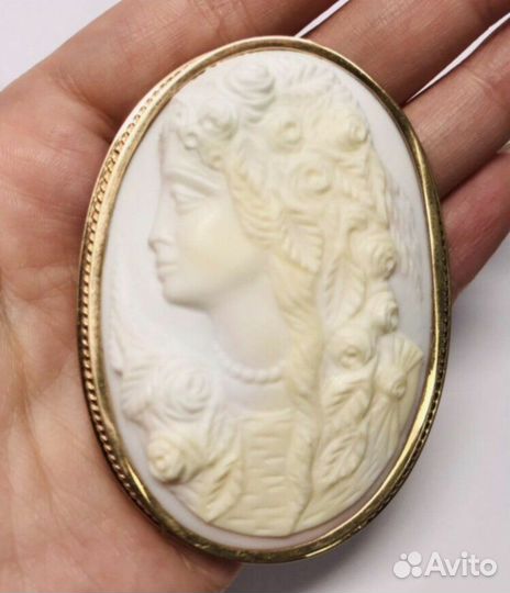 Золотая брошь-камея на раковине