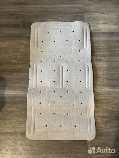 Противоскользящий коврик в ванну