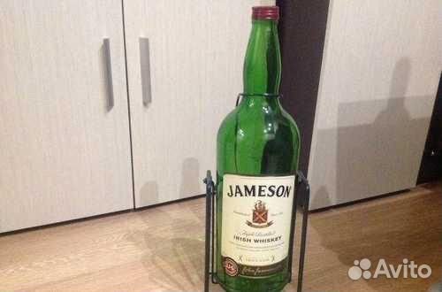 Бутылка от виски Jameson 4.5 л качели на подставке