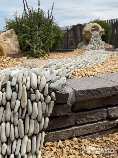 Посадка растений,пруд на участке, костровище