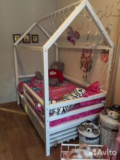 Кровать домик из бука белая