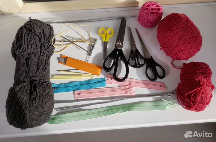 Пряжа, спицы, крючки, ножницы, замки