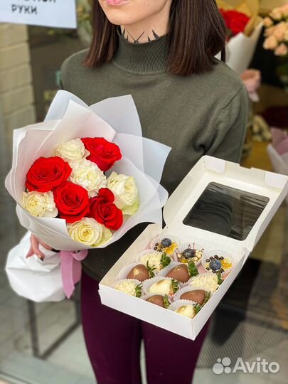 Клубника в шоколаде и цветы