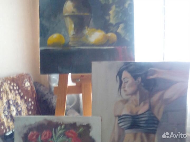 Мольберт для рисования, картины и ноутбук