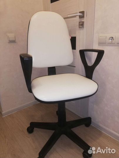 Компьютерное кресло треугольные ручки