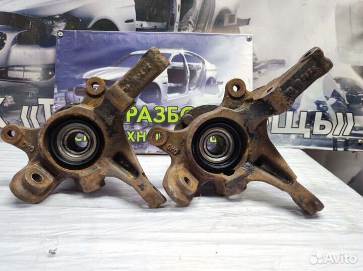 Правый поворотный кулак Nissan Almera N15