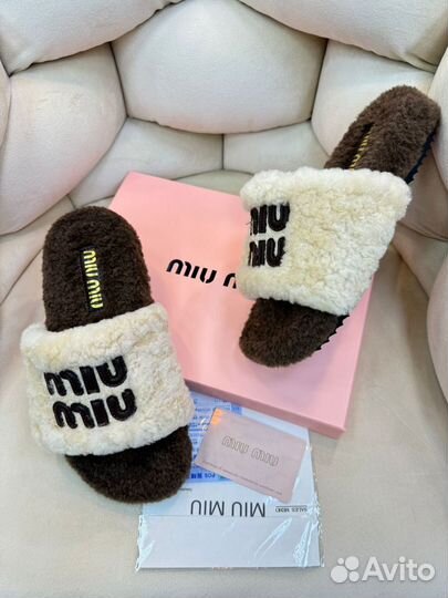 Меховые тапочки Miu Miu 