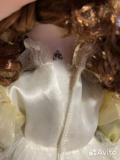 Кукла фарфоровая