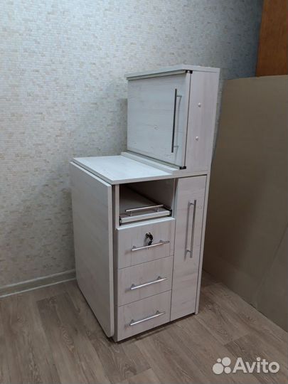 Маникюрный стол с полкой для лаков