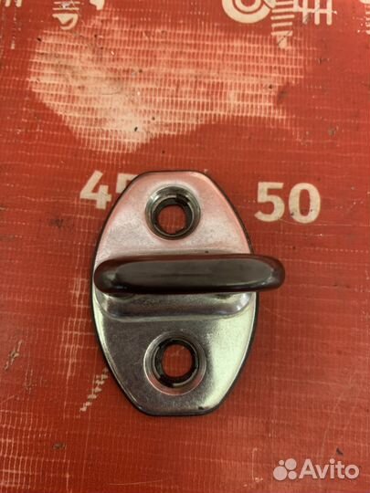 Volkswagen Polo Петля замка двери