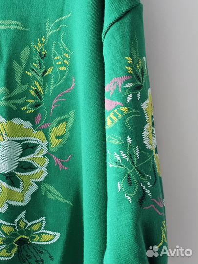 Свитер зелёный с цветами