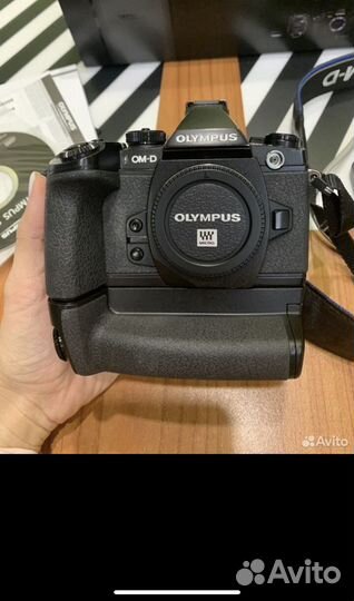 Olympus OM-D E-M1 +hld-7