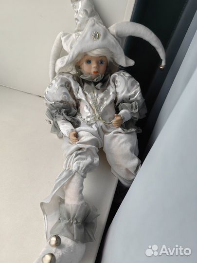 Фарфоровая кукла арлекин