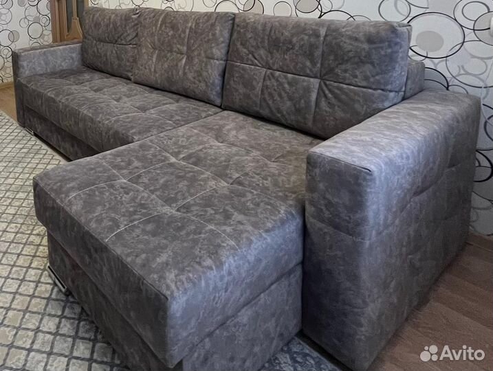 Угловой диван, стол кухонный и стулья