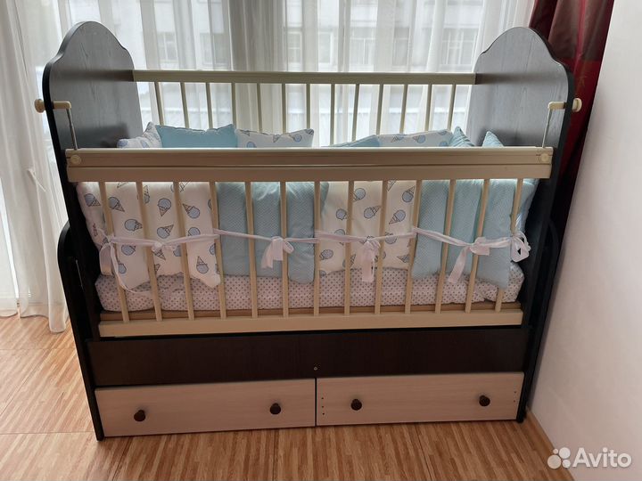 Детская кроватка с маятником