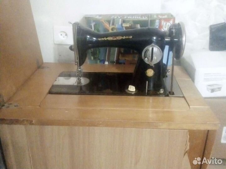 Продается швейная машина со столом